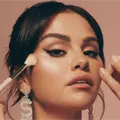 Selena G&oacute;mez se vuelve viral al usar audio de Paolita Su&aacute;rez para promocionar Rare Beauty