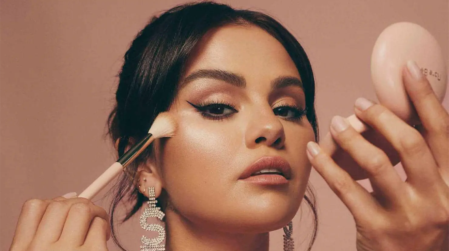 Selena Gomez se vuelve viral al usar audio de Paolita Su&aacute;rez para promocionar Rare Beauty