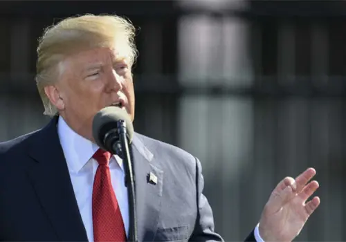 Trump amenaza con aranceles del 10% a ocho pa&iacute;ses europeos para forzar la compra de Groenlandia