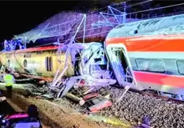 Descarrilamiento de 2 trenes en Espa&ntilde;a deja un saldo de 21 muertos
