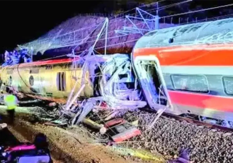 Descarrilamiento de 2 trenes en Espa&ntilde;a deja un saldo de 21 muertos