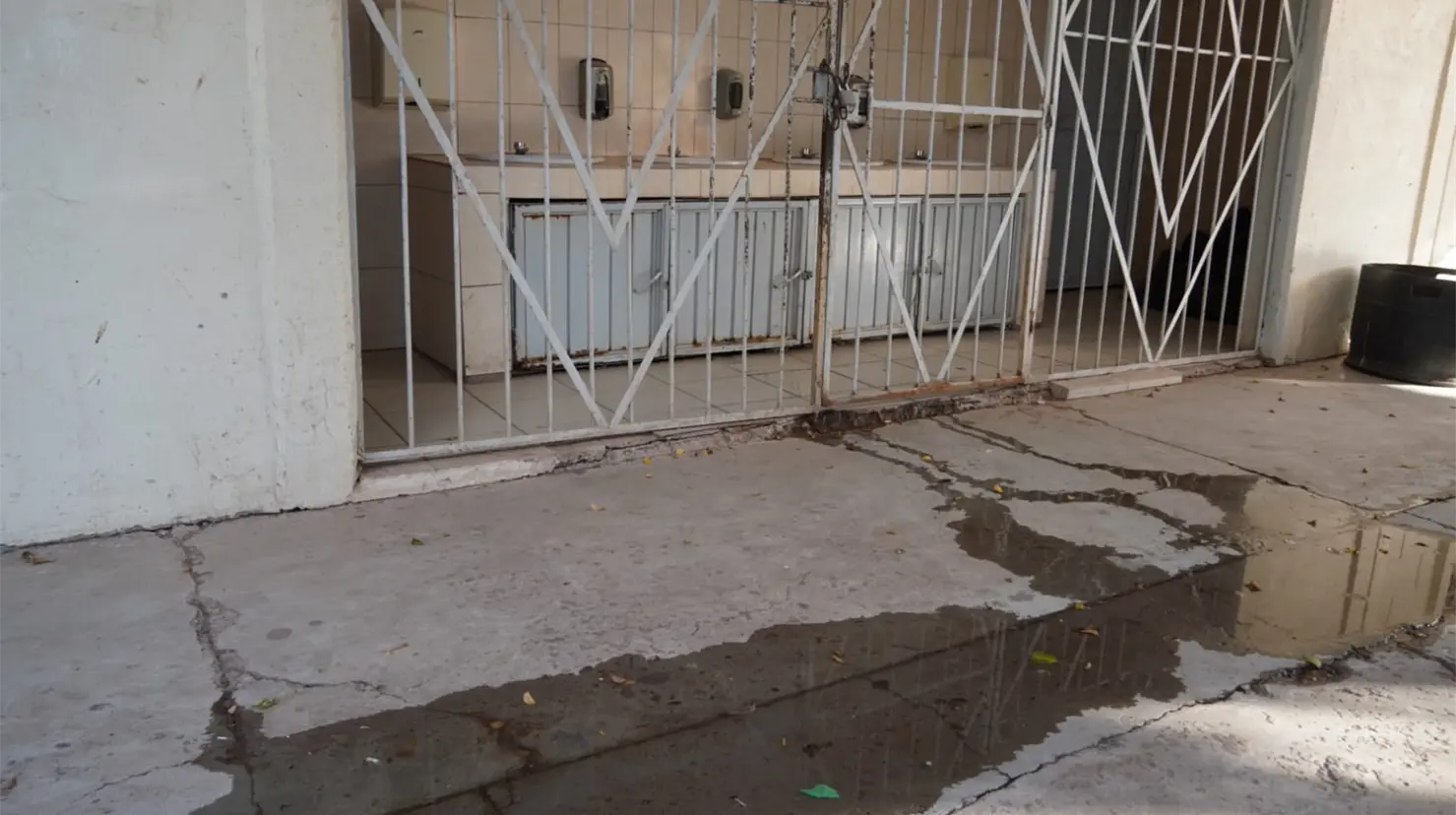 Son alrededor de 350 estudiantes que est&aacute;n inscritos en esa primaria y quienes se ven afectados por la falta de lavamanos, ba&ntilde;os descompuestos y problemas de alumbrado