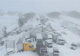 VIDEO | Carambola de m&aacute;s de 100 veh&iacute;culos paraliza autopista en Michigan por intensa nevada