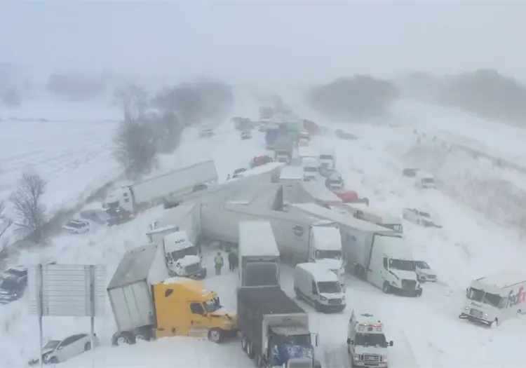 VIDEO | Carambola de m&aacute;s de 100 veh&iacute;culos paraliza autopista en Michigan por intensa nevada