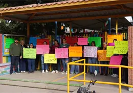 Madres de familia toman escuela en Obregón; exigen solución a problema de luz y agua