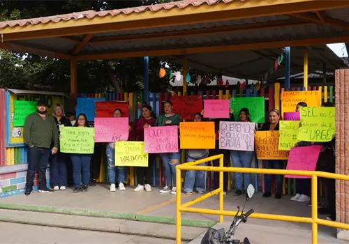 Madres de familia toman escuela en Obregón; exigen solución a problema de luz y agua Madres de familia toman escuela en Obregón; exigen solución a problema de luz y agua