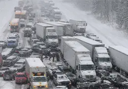 Empresas buscan reabrir la autopista de Michigan tras fuerte colisi&oacute;n