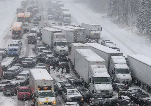 Empresas buscan reabrir la autopista de Michigan tras fuerte colisi&oacute;n