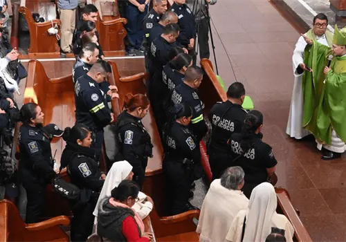 Obispo de Texcoco "detiene" a 70 polic&iacute;as en la Catedral y les pide ser instrumentos de paz
