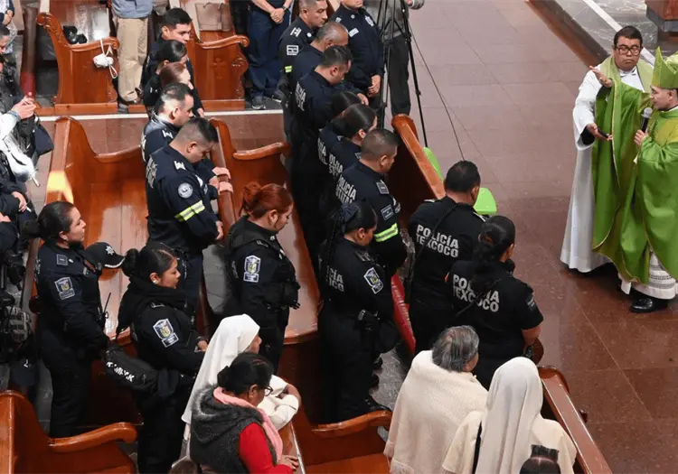 Obispo de Texcoco "detiene" a 70 polic&iacute;as en la Catedral y les pide ser instrumentos de paz