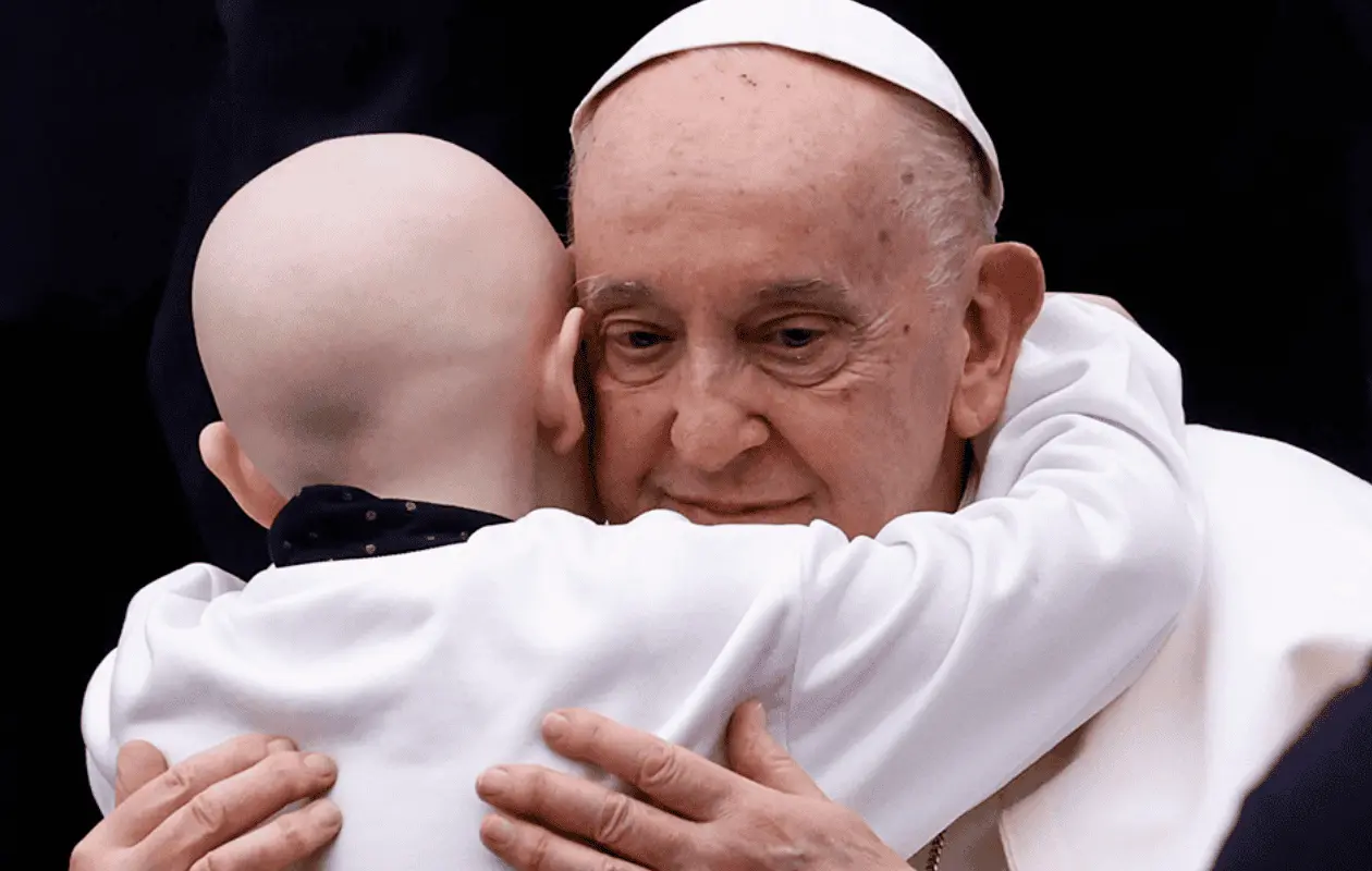 Francisco se caracteriz&oacute; por romper protocolos y tener mayor cercan&iacute;a f&iacute;sica con las personas.