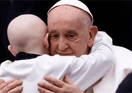 D&iacute;a del Abrazo: el papa Francisco y los tres abrazos que pueden cambiar el mundo