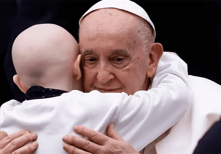 D&iacute;a del Abrazo: el papa Francisco y los tres abrazos que pueden cambiar el mundo