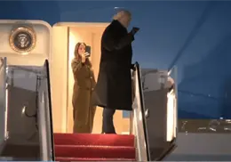 Air Force One de Trump sufre falla el&eacute;ctrica y regresa a Washington antes de viaje a Davos