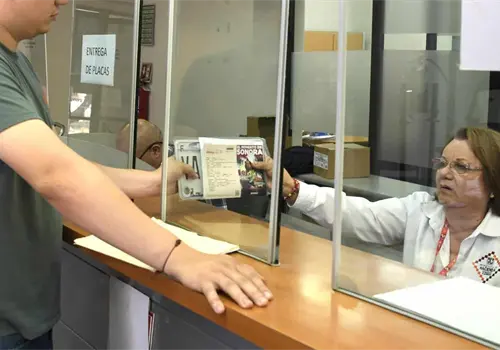 Brindan 75% de descuento en revalidaci&oacute;n de placas