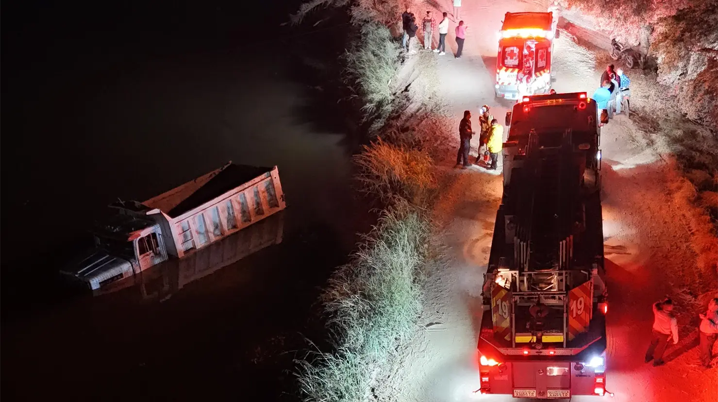 Cae camión de volteo a Canal Bajo en Ciudad Obregón; Bomberos rescatan a conductor y su hijo