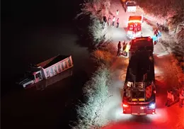 Cae camión de volteo a Canal Bajo en Ciudad Obregón; Bomberos rescatan a conductor y su hijo