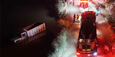 Cae camión de volteo a Canal Bajo en Ciudad Obregón; Bomberos rescatan a conductor y su hijo Cae camión de volteo a Canal Bajo en Ciudad Obregón; Bomberos rescatan a conductor y su hijo