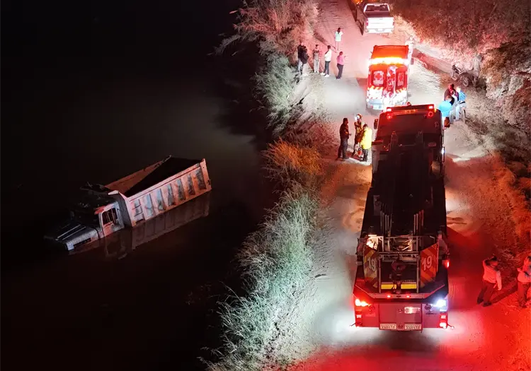 Cae cami&oacute;n de volteo a Canal Bajo en Ciudad Obreg&oacute;n; Bomberos rescatan a conductor y su hijo