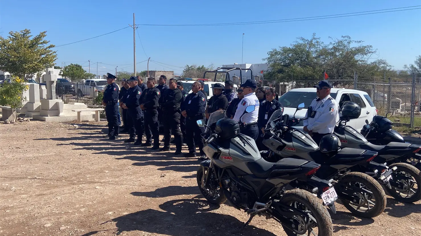 Homenajean a polic&iacute;as