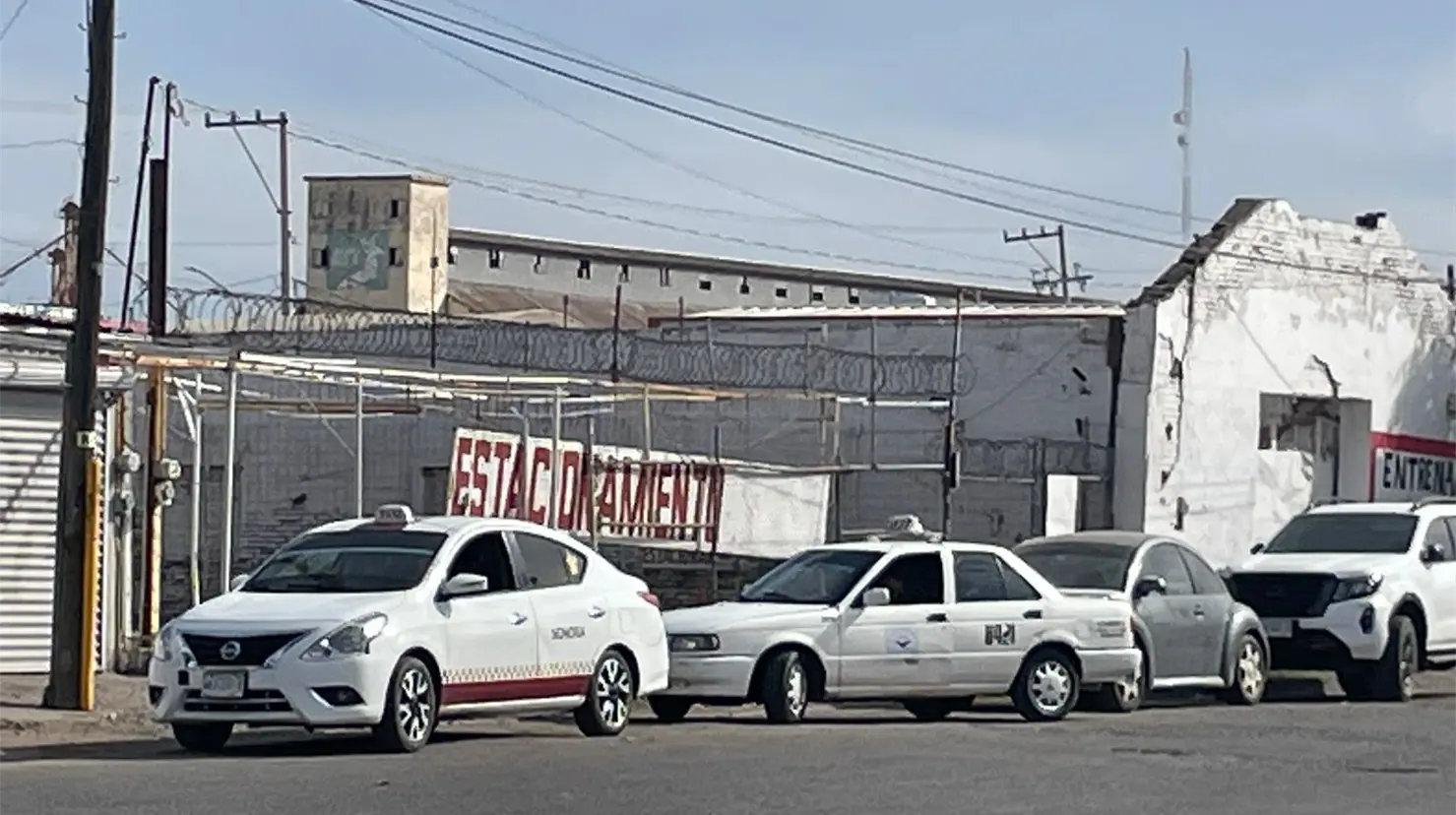 Son taxistas de cuatro organizaciones a los que se les permitió estacionarse en esa zona