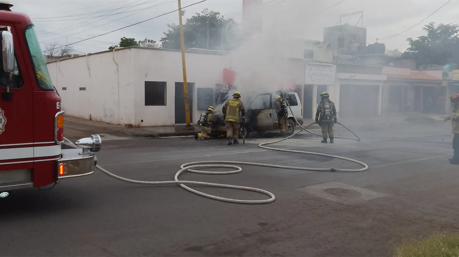 Arde camioneta en la colonia Hidalgo de Ciudad Obreg&oacute;n