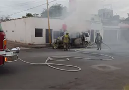 Arde camioneta en la colonia Hidalgo de Ciudad Obregón