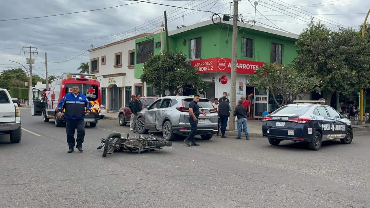 Chocan moto y vagoneta en el Centro de Ciudad Obregón