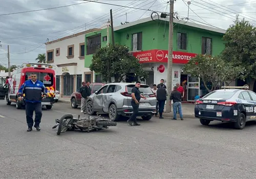 Chocan moto y vagoneta en el Centro de Ciudad Obreg&oacute;n