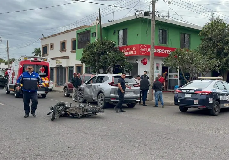 Chocan moto y vagoneta en el Centro de Ciudad Obreg&oacute;n