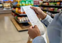 &iquest;Te pueden exigir el ticket al salir de una tienda? Profeco aclara si es legal