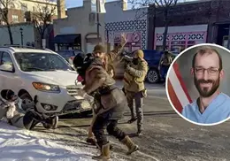 Nuevo v&iacute;deo revela c&oacute;mo un agente del ICE retira el arma que portaba Alex Pretti antes de disparar contra &eacute;l