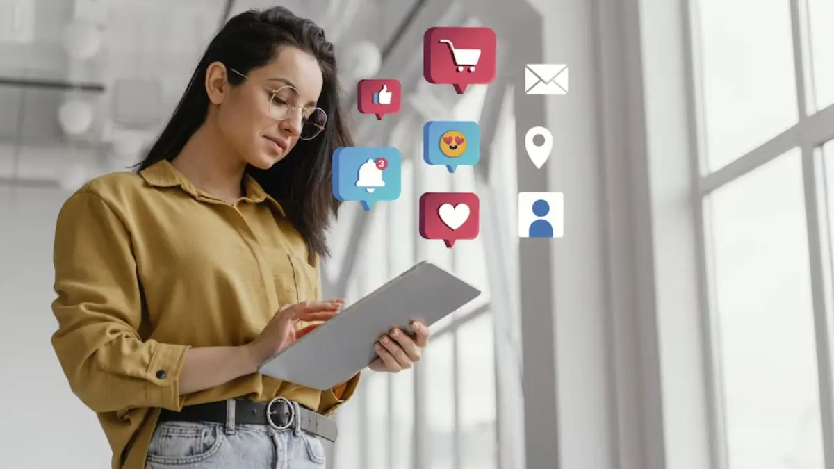 El community manager se encarga de gestionar comunidades digitales y representar la voz de las marcas en redes sociales