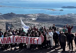Juventud cat&oacute;lica conquista el Cerro El Vig&iacute;a en Guaymas en un ascenso de fe