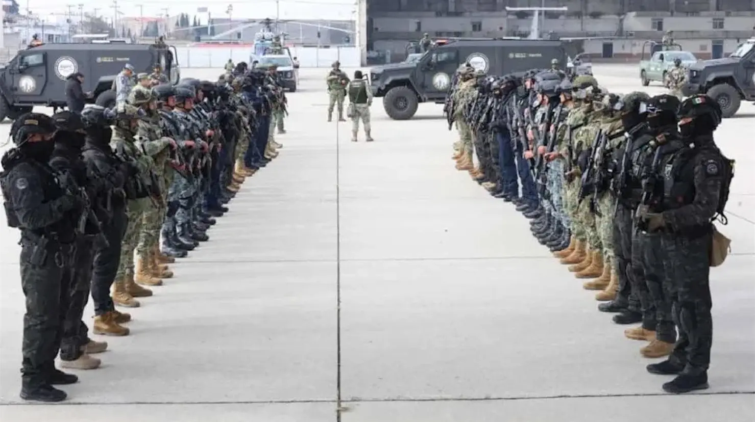 Acusan a autoridades federales por presunto "destierro" tras entrega de 37 capos a Estados Unidos