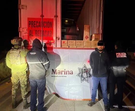 En Empalme, interceptan tr&aacute;iler que transportaba armamento y veh&iacute;culos