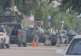 Enfrentamiento armado en Culiac&aacute;n deja un polic&iacute;a herido y cuatro detenidos en Bachigualato
