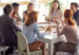 &iquest;Te pueden obligar a pagar por posadas, cumplea&ntilde;os y otros convivios en el trabajo? Esto dice la LFT