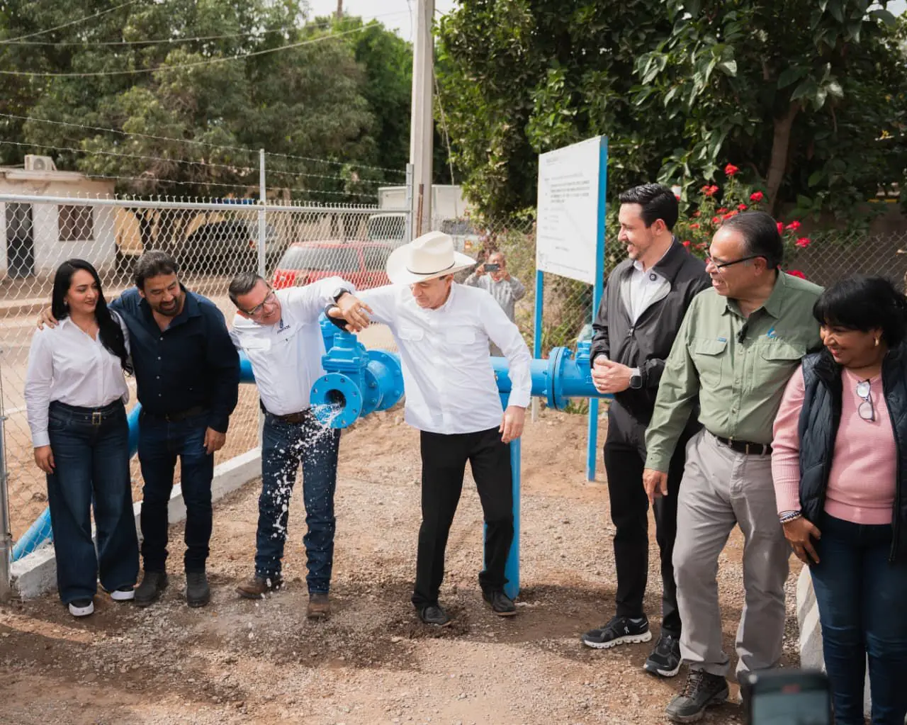 Entrega Durazo obras de agua y drenaje en Etchojoa