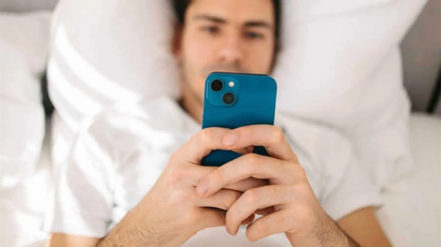 &iquest;Revisas el celular al despertar? Expertos advierten efectos en la salud