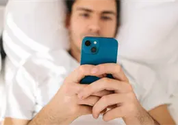 &iquest;Revisas el celular al despertar? Expertos advierten efectos en la salud