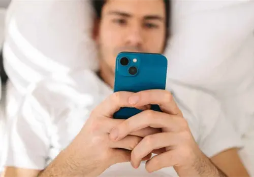 &iquest;Revisas el celular al despertar? Expertos advierten efectos en la salud