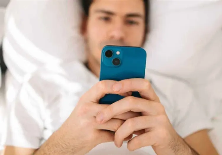 &iquest;Revisas el celular al despertar? Expertos advierten efectos en la salud