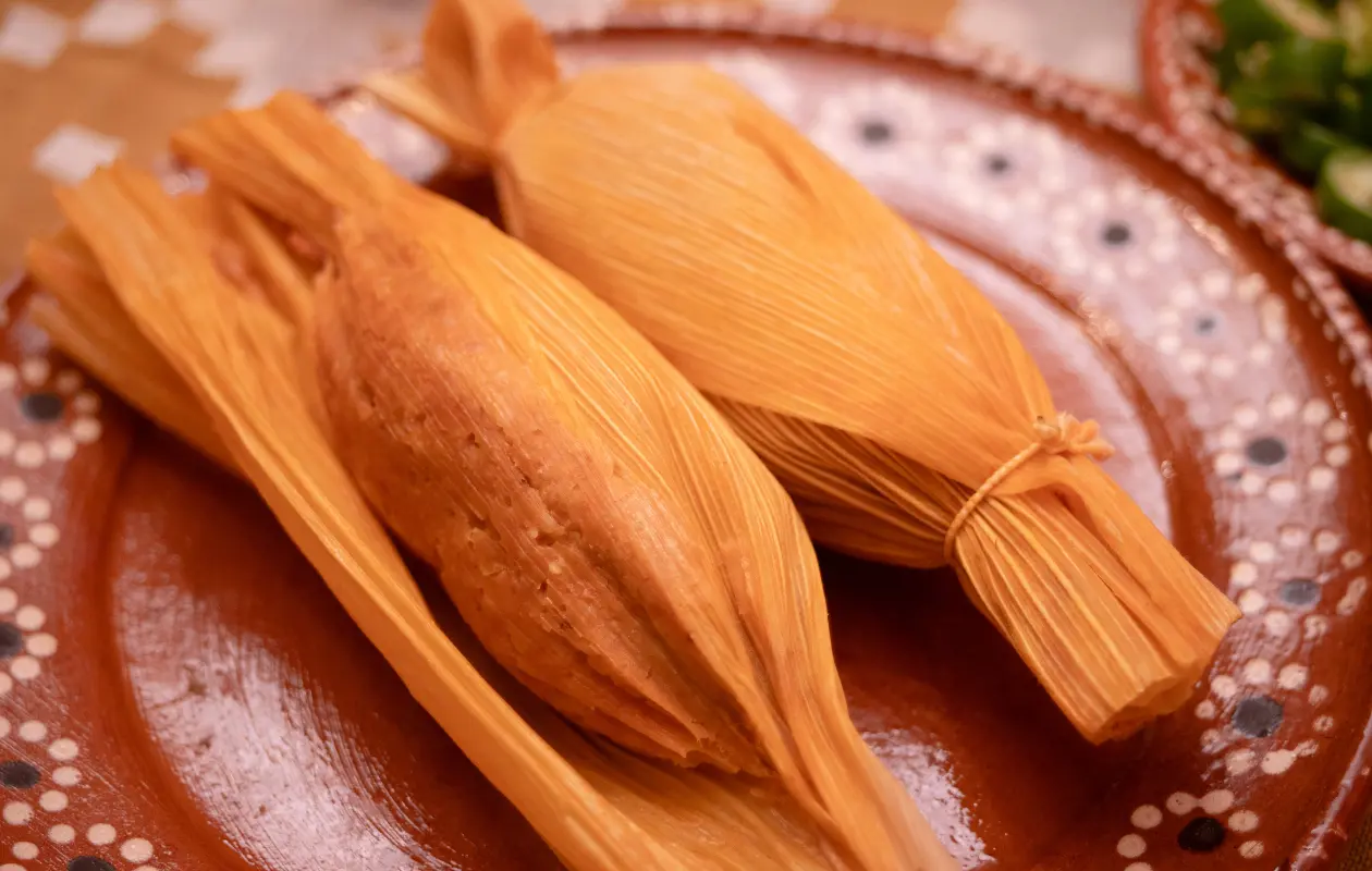 En algunos lugares es tradici&oacute;n acompa&ntilde;ar los tamales con bebidas como champurrado.