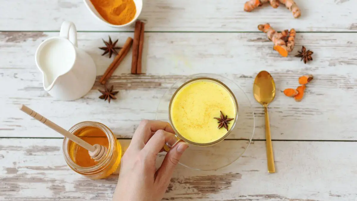 El t&eacute; de c&uacute;rcuma destaca por su color dorado y es consumido por sus posibles beneficios para la salud y el bienestar