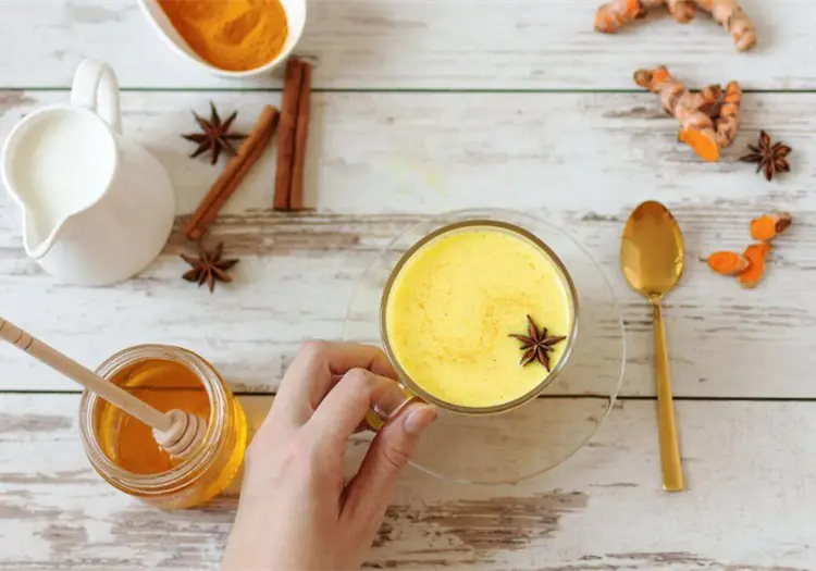 T&eacute; de c&uacute;rcuma: propiedades, beneficios y c&oacute;mo tomarlo