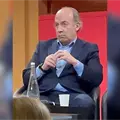 "Asesino, lárgate": gritan estudiantes mexicanos a Felipe Calderón en Sciences Po; Esta fue su reacción "Asesino, lárgate": gritan estudiantes mexicanos a Felipe Calderón en Sciences Po; Esta fue su reacción