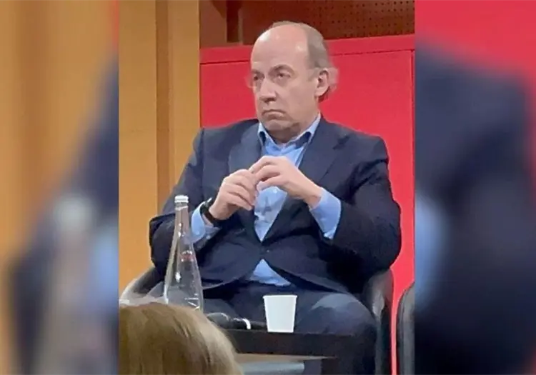 "Asesino, l&aacute;rgate": gritan estudiantes mexicanos a Felipe Calder&oacute;n en Sciences Po; Esta fue su reacci&oacute;n