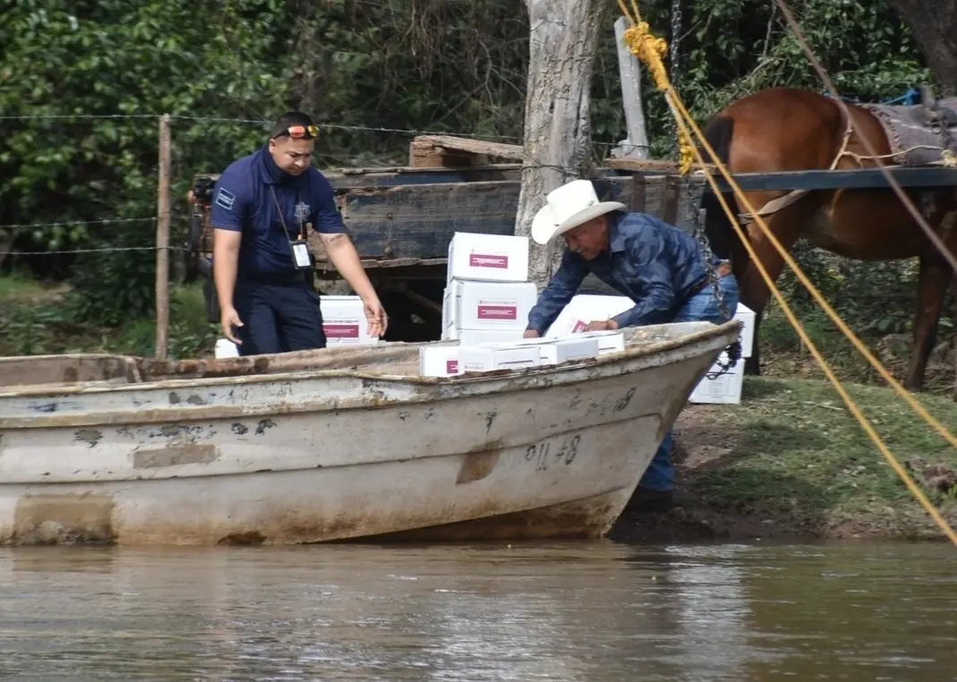 En lancha y contra la corriente, DIF lleva apoyos a comunidades de Navojoa