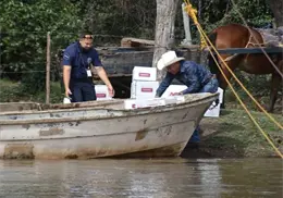En lancha y contra la corriente, DIF lleva apoyos a comunidades de Navojoa En lancha y contra la corriente, DIF lleva apoyos a comunidades de Navojoa